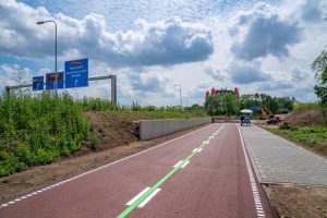 Deze foto dient als voorbeeld om te laten zien hoe de snelfietsroute F261 van Tilburg naar Waalwijk eruit ziet. Je ziet een breed, nieuw aangelegd fietspad.